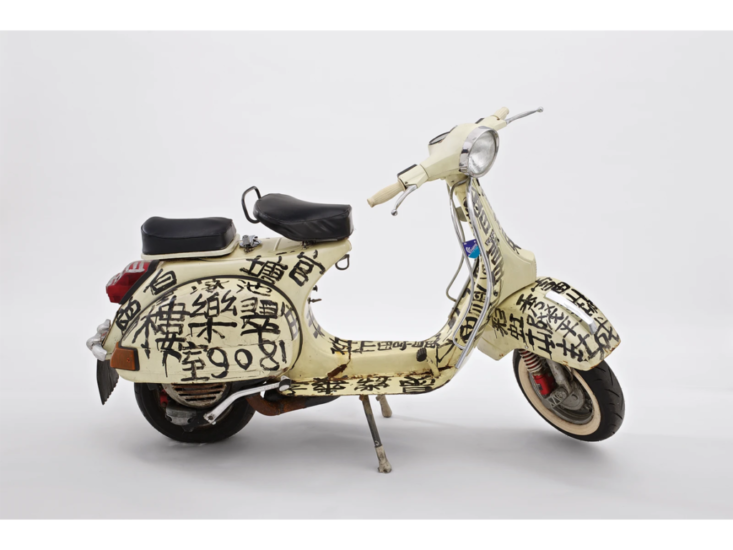 Tsang Tsou Choi (King Of Kowloon)　Calligraphy on Scooter　2002