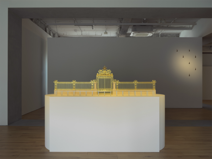 Simon Fujiwara　At Idealized Miniature Depiction of the Reconstruction of the Palace Gate at Varsailles which were rebuilt at a cost of 8 million dollars in 2008 after they were Torn Down by the Revolting Peasants of the Revolution　2019