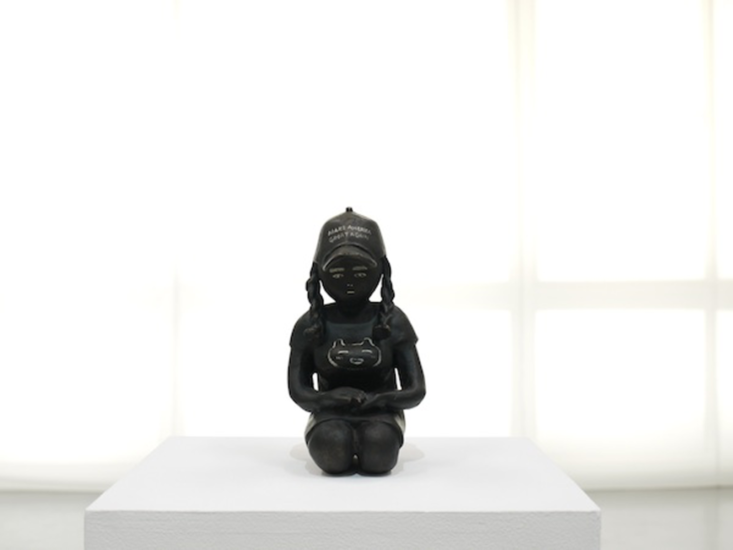 横山奈美　Seated Statue - America and Me (Ⅰ)　2018