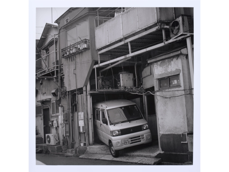 鬼海弘雄　絶妙な駐車　2004