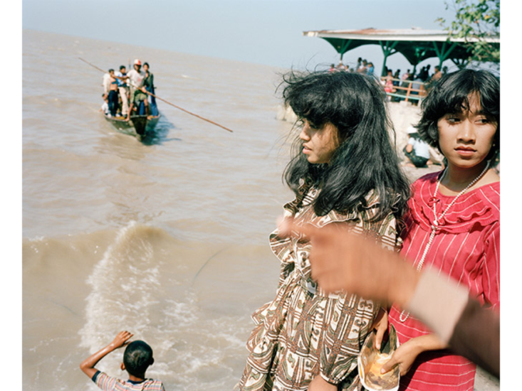 Leo Rubinfien　On the Breakwater at Kenceran Beach during Idul Fitri, Surabaya　1982/ca. 1992