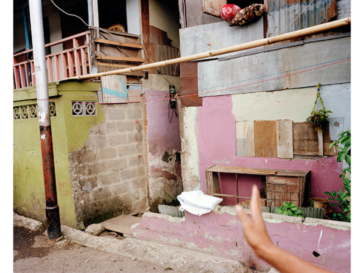 Leo Rubinfien　In an Alley, Jakarta　1987/ca. 1988