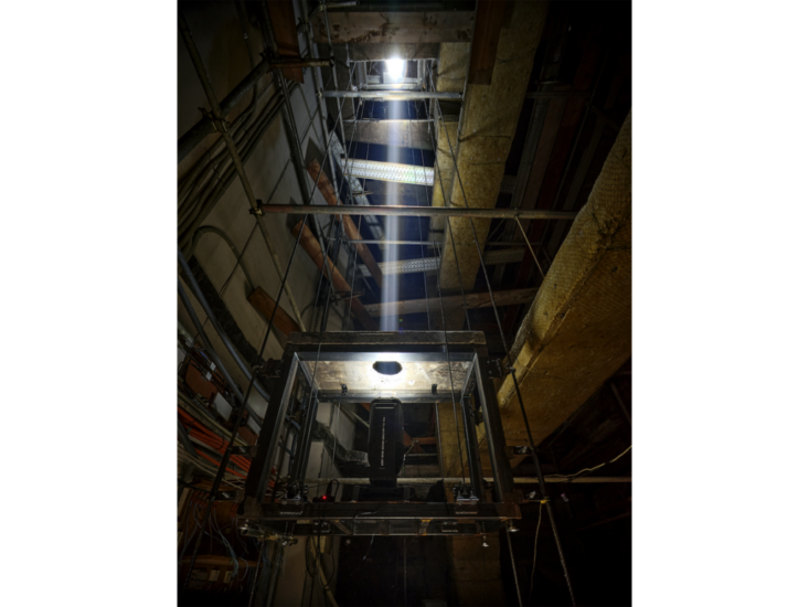 《奈落》王城ビルの吹き抜け空間　「ナラッキー」展示風景 東京　2023