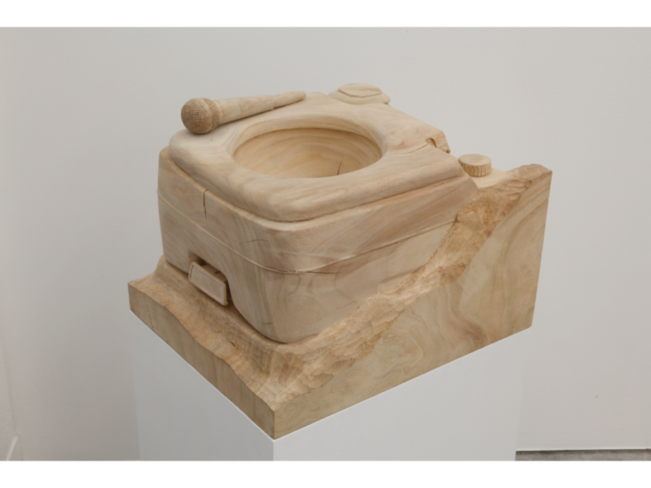 Ryan Gander　THE WAY THINGS COLLIDE (MICROPHONE, MEET PORTA POTTY)　2012